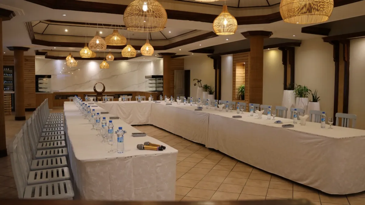 Table de conférence avec microphone et couverts