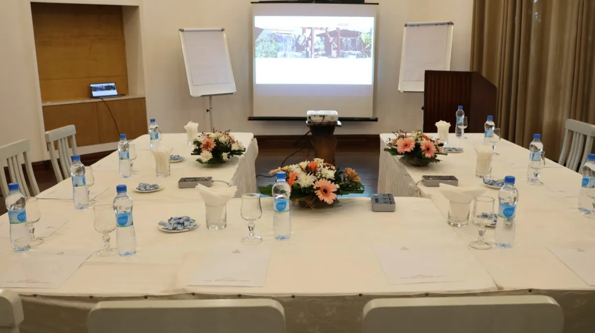 Salle de réunion VIP avec projecteur et tableaux à feuilles