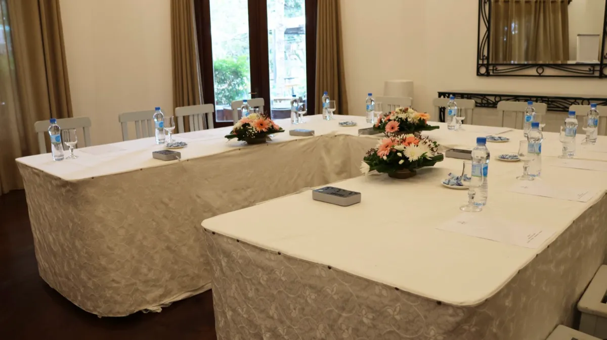 Salle VIP avec lumière naturelle des portes du jardin